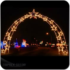 an arch covered in christmas lights at night with the letters r and o on it