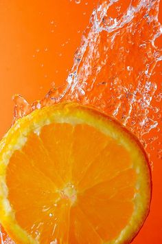 an orange is being splashed with water