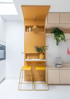 Un studio de jardin de 42m2 aménagé pour une famille de quatre personnes Yellow Studio, Small Apartment Storage, Small Apartment Bathroom, Foldable Furniture, Colorful Apartment, Apartment Storage, Small Apartment Interior, Small Apartment Design, Hal Decor