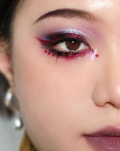 Instagram Chinese Red Eye Makeup, Red Eyeshadow Douyin, Red Eyeshadow Asian Eyes, Red Eyeshadow Grunge, Red Goth Eyeshadow, Rainbow Makeup, Makeup Eye Looks, Glitter Makeup, Makeup Designs