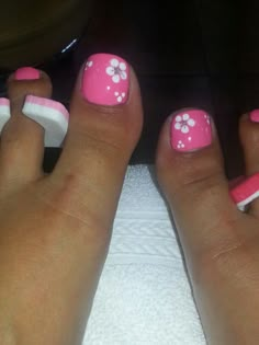 Pedicure Floral Design, Pedicure Flower Designs Toenails, Pink Toe Nails With Flower Design, Toe Nail Flower Designs Simple, Pedicures With Flowers