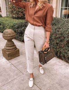 Blusa de linho 
Calça alfaiataria
Mocasín Smart Casual Work Outfit, Casual Work Outfits Women, Look Retro, Business Casual Outfits For Work, Casual Work Outfit, Stylish Work Outfits, Casual Work Outfits, Work Outfits Women, Professional Outfits