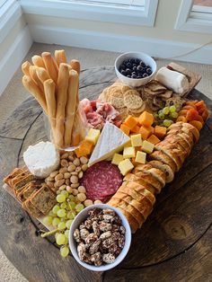 Charcuterie board with salami, prosciutto, green grapes, cheddar cheese, goat cheese, dried apricots Charcuterie Board Meats, Gluten Free Crackers, Charcuterie Inspiration, Charcuterie And Cheese Board, God Mat