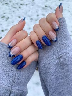 Blue nail with snowflake for chrismas Nail Inspiration January, Christmas Nails New Years, Nails For Christmas Blue, Royal Blue Holiday Nails, Christmas Nails Blue Glitter, Christmas Nails Almond Blue, Late December Nails, Navy Nails Christmas, Navy Blue Christmas Nails Winter