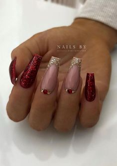 Cute Winter Nails, Burgundy Nail Designs, Nail Art Noel, Red And Gold Nails, Festive Nail Designs, Gold Acrylic Nails, Gold Nail Polish, Gold Nail Designs, Red Christmas Nails