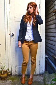 Los jeans no son los únicos pantalones geniales en el mundo. Mustard Pants Outfit, Mustard Pants, Professional Work Outfit, Fashion Blogger Style, Professional Attire, Blazer Outfits