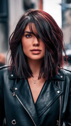 19 Stunning Shoulder Length Fall Hair 2024 Styles Featuring Color Blonde, Red and Brunette Trends with Fresh Cuts and Color Ideas Shoulder Length Fall Hair, Red And Brunette, Short Hair Designs, Long Face, Fall Hair Color For Brunettes, Red Highlights, Hair 2024, Square Face