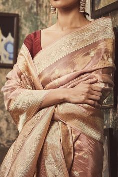 Saree Photoshoot, Saree Designs Party Wear, Indian Dresses Traditional, Traditional Indian Outfits, Wedding Saree Indian, Desi Clothes, Saree Trends, Indian Aesthetic, Elegant Saree