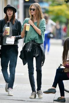 noSTYLEgic skinnie, crop sweat shirt, leather jacket, tied around waist Behati Prinsloo Style, Gala Gonzalez, Emmanuelle Alt, Leandra Medine, Behati Prinsloo, Mode Inspiration, Outfits Casuales, Look Cool, Casual Chic