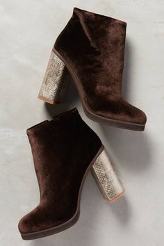 Lien.Do Magdalena Velvet Booties | Pinned by topista.com Velvet Clothing, Trending Womens Shoes, Shoe Wardrobe, All About Shoes, Carrie Bradshaw, Virtual Closet, Fall Shoes, Seychelles