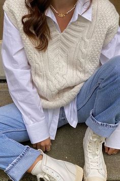 Gen Z Preppy Fashion, Button Down And Cardigan Outfit, Women Comfortable Outfits, Classic Elegant Style Outfits, Layered Spring Outfits, Trendy Casual Outfits For Women, Spring Clothing Styles, Ireland Fits, Brunch Looks