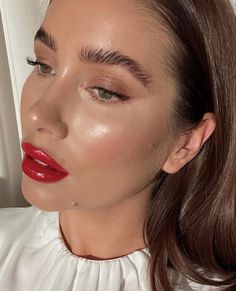 Holiday Makeup 2023, Last Minute Holiday Ideas, Christmas Makeup Looks Simple, Maquillage Pin Up, Bold Lipstick Makeup, Pixie Makeup, Red Lipstick Makeup, Holiday Makeup Looks