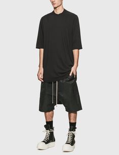 Rick Owens Shorts Outfit, Rick Owens Drkshdw Outfit, Drkshdw Outfit, Air Jordan 1 Mid Outfit, Air Jordans 1 Mid, Rick Owens Shorts, Festival Outfits Men, Skateboard Fashion, Techwear Fashion