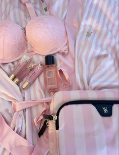 Pink Essentials, Victoria's Secret Aesthetic, Makeup Cute, Cute Makeup Bags, Pretty Pink Princess, Pink Lifestyle, Pink Xmas, Victoria Secret Makeup, Vs Models