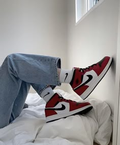 Jordan 1 Mid Chicago, Baskets Jordans, Trendy Shoes Sneakers, Dr Shoes, Basket Style, Jordan Shoes Girls, All Nike Shoes, Nike Shoes Jordans, Nike Air Shoes