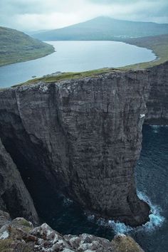 a large body of water sitting on the side of a cliff