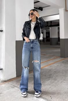 Outfit For A Party Casual, Leather Pants Jean Jacket Outfit, Outfit Pantalon Roto, Outfit Con Jeans, Jeans Casual Outfit, Catsuit Outfit, Outfits Con Jeans, Casual Outfit Inspiration, Crisp Autumn