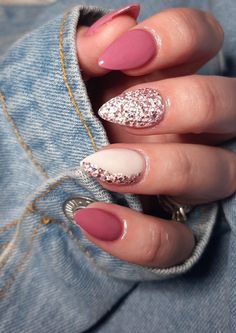 Polka Dot Work Outfit, Pretty Nail Ideas Acrylic Almond, Gel Polish Nail Designs For Wedding, September Nails Designs Coffin, Sparkly Fall Nail Designs, Feb Birthday Nails, Fall Nails 2023 Glitter, Fall Nail Ideas With Glitter, Pink Nail Dip Ideas