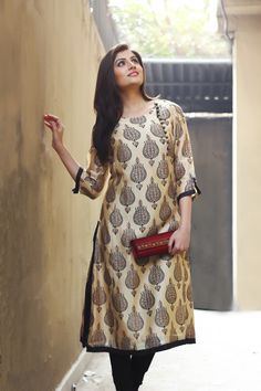 printed silk kurta with zardosi clutch Kurta Patterns, Churidar Designs, Kameez Designs, Gaun Fashion, Salwar Designs, Designer Salwar Kameez, Salwar Kamiz