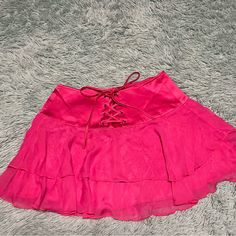 Never Worn Mini Bottoms For Summer Parties, Summer Party Mini Bottoms, Cute Party Skort For Spring, Trendy Party Skort With Ruffled Skirt, Trendy Ruffled Skort For Party, Cute Mini Skort For Parties, Cute Mini Skort For Party, Cute Party Skort In Mini Length, Cute Party Skort With Ruffles