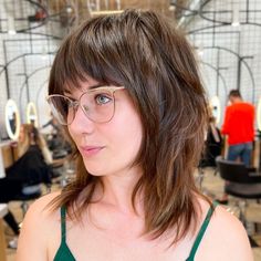 Medium-Length Haircuts with Bangs Shaggy Hair With Bangs, Trendy Womens Haircuts, 2022 Haircut, Medium Shaggy Hairstyles, Wolf Cuts, Spring Haircuts, Medium Shag Haircuts, Oval Face Haircuts