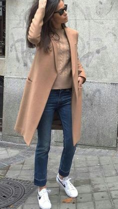 casual camel Camel Coat Outfit, Looks Adidas, Fest Outfits, Mode Casual, Outfit Trends, Camel Coat, Casual Work Outfits, Coat Outfits, 가을 패션