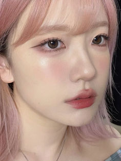 Korean pink makeup look: pink blush Makeup Looks Chinese, Pink Makeup Looks, Makeup Accesories, Colorful Eye Makeup