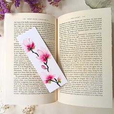 Ces magnolias, fleurs aux couleurs douces et délicates, accompagneront vos lectures avec ce marque-page au format 5x15 cm, dimensions idéales pour tout type de livre (poche ou broché). Imprimé sur du papier création 324g/m2 blanc légèrement texturé. Green Hair, Magnolia, Bullet Journal, Illustrations, Quick Saves, Art