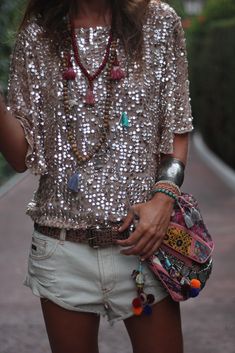 Rock 'n' Roll Style ✯ mytenida Bohemian Schick, Walking Down The Street, Bohemian Chic Fashion, Estilo Hippie, Ibiza Fashion, Mode Boho, Blouse Style, Bohol, Looks Street Style