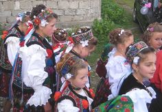 romanian-girls-children-traditional-dresses-romania-roumains-old-customs Romanian Clothes, Romanian Culture, Romanian Clothing, Shaman Woman, National Clothes, Folk Dress, Bridal Headdress, Leather Clothing, Folk Dresses