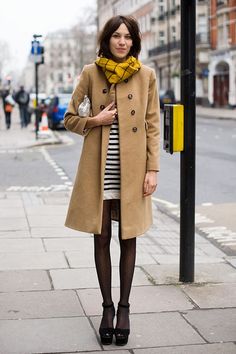 Alexa Chung -     -      - inverno - street style Alexa Chung Street Style, Mode Mantel, London Fashion Weeks, Peacoats, Coat Outfit, Camel Coat