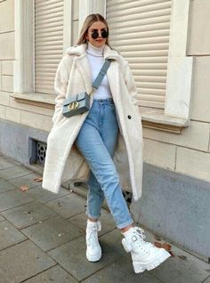 Mantel Outfit, Outfit Botas, Winter Fashion Outfits Casual, Cold Outfits, Fall Fits, White Coat, Looks Chic, Casual Winter Outfits, 가을 패션