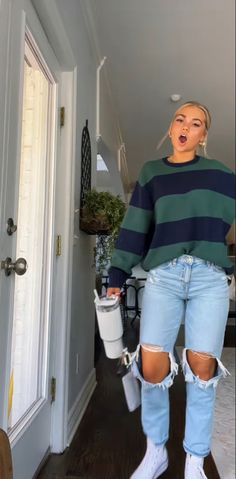 Outfit Ideas With Jeans Winter, Nice Leggings Outfit Classy, Cute Ripped Mom Jeans, Cute Fall School Fits, Really Cute Dresses, Ripped Mom Jeans Outfits Fall, Birthday Outfit January, Outfits For Christmas Lights, Blue Jeans Outfit School