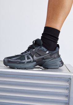 Nike Sportswear V2K RUN - Baskets basses - black/dark smoke grey/anthracite Nike V2k Run, V2k Run, Trainers Black, Nike Sportswear, Sneakers Black, Dark Black, Baskets, Running, Nike