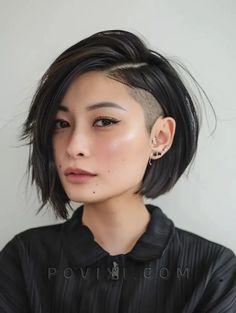 Bixie cut corte de pelo Undercut With Bob Haircut, Side Shave Hairstyles Women, Part Shaved Hairstyles Women, Shaved One Side Hairstyles, Short Hair Styles Sleek, Bob With Shaved Undercut, Side Shaved Bob, Slicked Back Hair Women, Bob With Undercut Shaved Sides