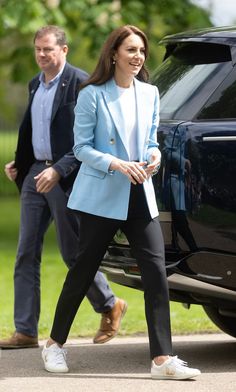 Witte Sneakers Outfit, Blazer And Sneakers Outfit, White Veja Sneakers, Windsor Uk, Business Casual Sneakers, Style Kate Middleton, White Blazer Outfits, Sneakers Outfit Work, Winter Sneakers Outfit