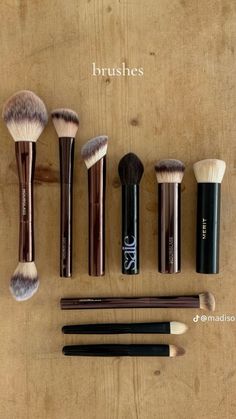 Aesthetic Makeup Brushes, Makeup Purse, Chic Makeup, Chanel Makeup, Luxury Makeup, Makeup Goals, Beauty Skin Care Routine, Makeup Essentials