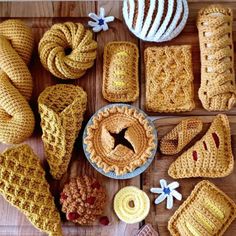 These knit treats are far more durable than ordinary pastries and also make wonderful décor! Stuff To Crochet, Crocheted Food, Essentials Clothes, Yarn Projects Crochet, Holiday Crafts Diy, Cute Decor, Textile Crafts