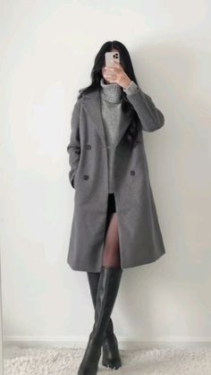 Winter fashion can be cozy and stylish, and a midi skirt is a great way to achieve both. This blog[Collection] Fall Aesthetic Outfit, Best Winter Outfits, Japan Outfit, Stylish Short Dresses, Europe Outfits, Cold Outfits, Fashion Mistakes, Midi Skirts