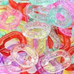 there are many different colored plastic rings