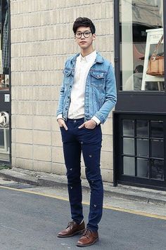 Look jeans com jeans é bem estiloso também. O segredo é sempre combinar lavagens beeem diferentes uma da outra. Esse look também é legal porque mostra a camisa branca super clássica de um jeito nada almofadinha, bem descoladex Korean Men Fashion, Korean Street Fashion Men, Korean Mens Fashion, Asian Men Fashion, Korean Fashion Winter, Korean Fashion Summer, Clothes Korean Style, Girls' Generation, Waves Crashing