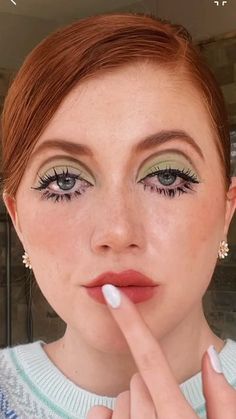 Geena’s Makeup 🦋 on Instagram: "60s makeup inspired by Twiggy! Found this in the drafts 😊 @urbandecaycosmetics wild greens palette @bareminerals liner @kosas brow pop @maccosmetics stack @iliabeauty multi stick @peripera_official lip/cheek tint #60smakeup #60sfashion #60slook #twiggy #twiggymakeup #decadesday #decades #eyelinertutorial #eyeliner #makeupinspo #makeupinspiration #greenmakeup #makeupideas" 50s 60s Makeup, 60s Makeup Green, Twiggy Makeup 70s, 70s Headshots, 70s Vegas, 60s Makeup Looks, Greens Palette, 60s Fits