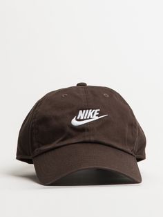 La casquette Unstructured Future Wash Club Cap de Nike est une casquette classique qui s'adapte à tous les styles. C'est l'accessoire parfait pour une journée ensoleillée ou pour donner à ton look une touche sportive supplémentaire.  Cette casquette présente les caractéristiques suivantes : - Logo Nike Swoosh sur le devant - Non structurée - Facture courbée - Courroie ajustable à l'arrière - Marron  100% coton Vintage Nike Caps, Nike Caps, Old Nikes, Thrift Board, Embroidered Sun, Silly Clothes, Nike Cap, Nike Hat