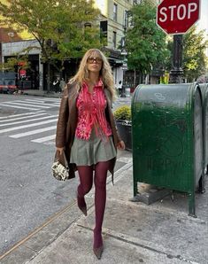 #itgirl #itgirlfashion #2000svintagechic #carriebradshaw #satc #nyc #nycfashion #90srunway #outfits #nycstyle #makeup #instagram #streetstyle #vintage #thrift #style #jewelry #august #fallinspo #autumn #falloutfits Christmas Eve Party Outfit Ideas, Rainy November Outfit, Lavender Tights Outfit, Styling Bodycon Dress Winter, Creative Fall Outfits, Classy Funky Outfits, Pastel Tights Outfit, Fun Skirt Outfits, Amanda Tanen Outfits