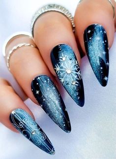 Pretty Nails For Christmas, Frosty Winter Nails, Blue Christmas Nail Art, Snowflakes Nail Art, Christmas Nails Extra, Winter Blue Nail Designs, Nail Winter Designs, Winter Nails Blue And White, Nails Christmas Blue