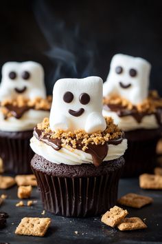 Ghostly S’mores Cupcakes with Marshmallow Ghosts Halloween Ghost Marshmallows, Cute Spooky Desserts, Cauldron Cupcakes Halloween, Marshmallow Ghosts Halloween, Halloween Desserts Chocolate, Halloween Themed Sweets, Halloween Birthday Cupcakes For Kids, Cupcake Recipes Halloween, Spooky One Cupcakes