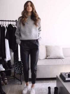 Leather Joggers Outfit Winter, Outfits For Medium Sized Women, Leather Joggers Outfit, Joggers Outfit Fall, Lederhosen Outfit, Leather Jogger Pants, Leather Pants Outfit, Leather Joggers