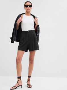 9 Linen Shorts Outfits To Wear On Repeat This Summer | Le Chic Street Stylish Hoodies, Gap Shorts, Classic Coats, Gap Women, Pleated Shorts