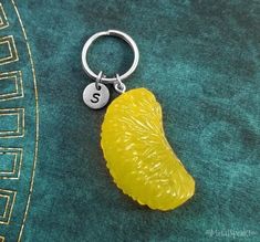 "This listing is for a personalized lemon slice pendant keychain with a hand-stamped initial charm. We can also make this into a necklace instead, just choose your chain length from the drop-down menu. You will be able to choose between a key ring, link chain, bangle bracelet, or ball chain when checking out. You will also be able to choose your initial! :) **Please see the second picture for scale. This is a SMALL and lightweight charm. The initial charm measures 3/8\".  - - - - - -  Sign up for our newsletter to receive coupons and updates on new items! Follow the link: ♦ ♦ ♦ http://eepurl.com/cG7GGT ♦ ♦ ♦ - - - - - -  Keychains make excellent gifts for everybody! They're an especially good gift for the men in your life who are so tricky to buy for. They make a great present for either m Unique Trinkets, Cool Birthday Gifts, Orange Keychain, Fun Keychains, Fruit Keychain, Keychain Aesthetic, Cute Keychains, Keychain Charms