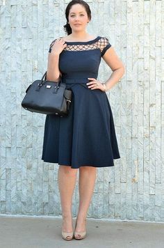 Vestido acinturado, plus size, vestido preto Gorgeous Black Dress, Robes Glamour, Retro Vintage Dresses, Elegante Casual, Curvy Girl Fashion, Mode Inspiration, Curvy Fashion, Cute Fashion